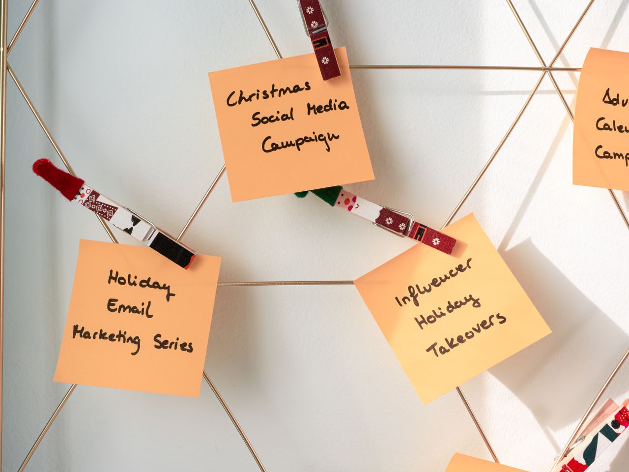 why-choose-us Post-it avec des idées marketing festives pour les campagnes de Noël sur les réseaux sociaux et par email.